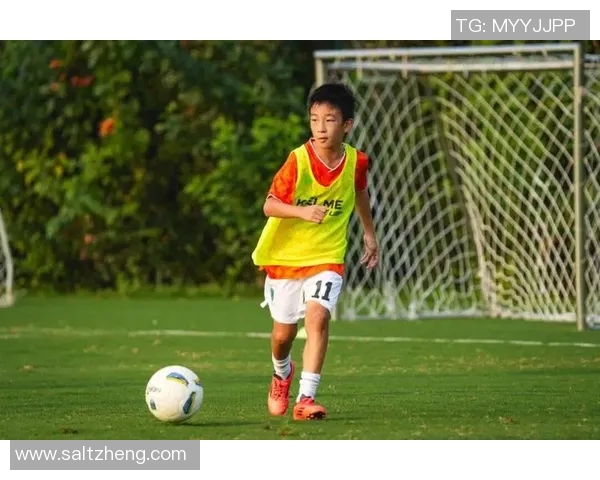 在绿茵场上追逐梦想的少年们踢足球的感人故事